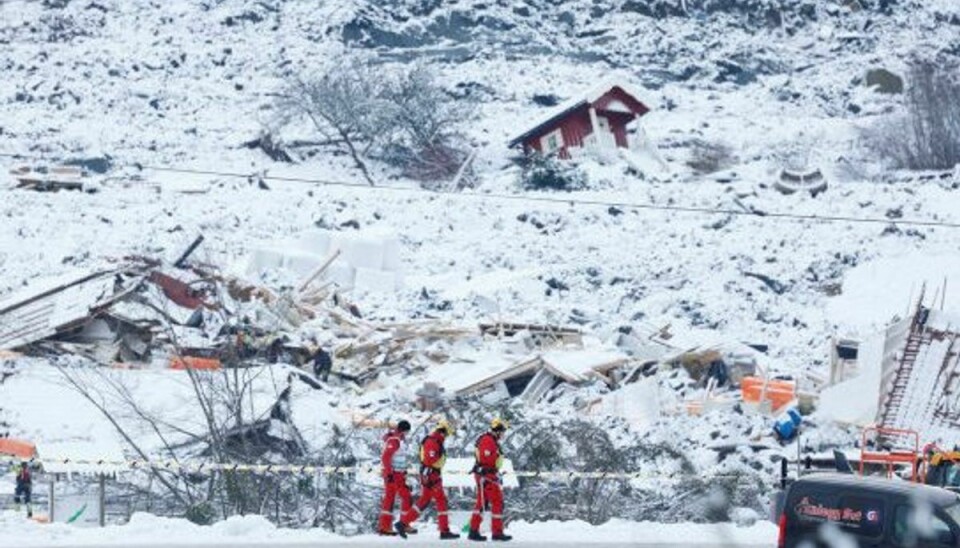 Politi, brandvæsen og andet beredskab arbejder lørdag intensivt i en redningsaktion efter jordskreddet, der skete i byen Ask i Gjerdrum kommune natten til onsdag. Foto: Ntb/Reuters