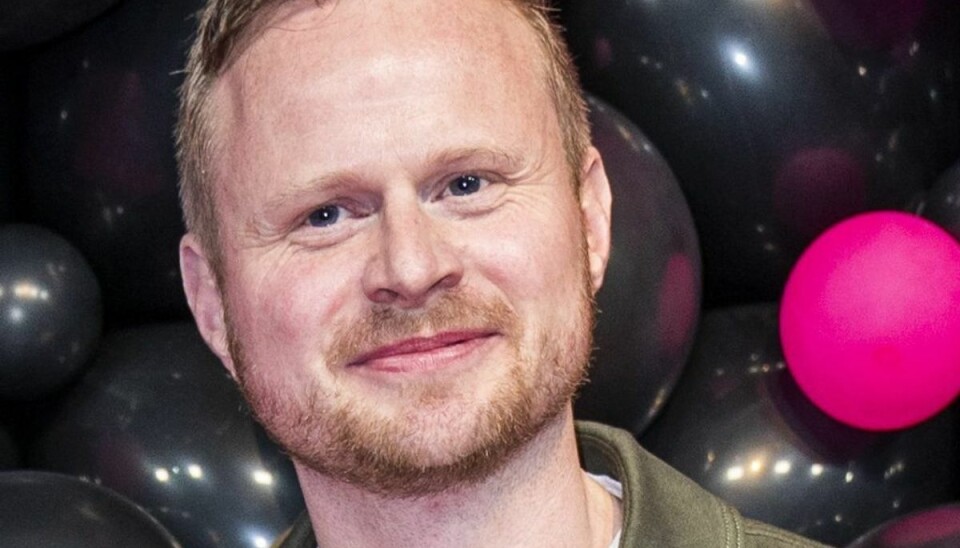 Komikeren Jonatan Spang har ekstra meget at smile af for tiden. I sommer giftede han sig nemlig med kæresten gennem tre år, Louise Ryberg. Foto: Martin Sylvest/Scanpix. Komikeren Jonatan Spang har ekstra meget at smile af for tiden. I sommer giftede han sig nemlig med kæresten gennem tre år, Louise Ryberg. Foto: Martin Sylvest/Scanpix.