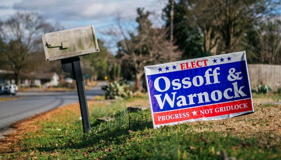Ny starter nyt politisk drama i USA En valgplakat i Summerville i den amerikanske delstat Georgia. Hvis det lykkes de to demokrater Jon Ossoff og Raphael Warnock at vinde omvalg til USA’s senat, vil det sikre Demokraterne kontrol over USA’s senat. Men to republikanske kandidater er svage favoritter, og vinder bare en af dem, har Senatet fortsat republikansk flertal. Foto: Brandon Bell/Ritzau Scanpix