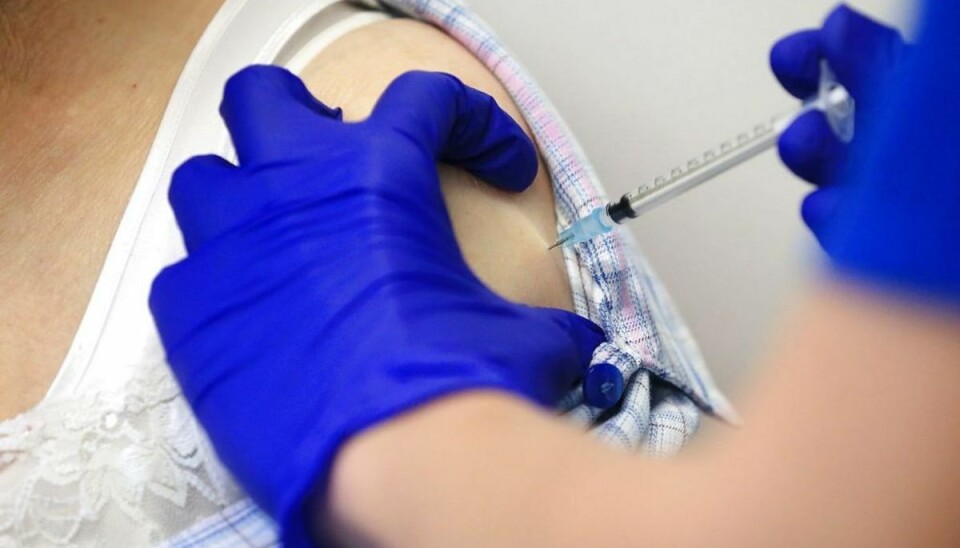 Melder ud om døde vaccinerede danskere En svært syg og en alderssvækket dansker, der har fået coronavaccine, er døde, oplyser Lægemiddelstyrelsen i en meddelelse.– I begge tilfælde er det Lægemiddelstyrelsens vurdering, at det er mindre sandsynligt, at der er sammenhæng med vaccinen, lyder det.Per 5. januar har styrelsen behandlet 79 indberetninger om formodede bivirkninger ved Pfizers to coronaleverancer. Foto: Scanpix.