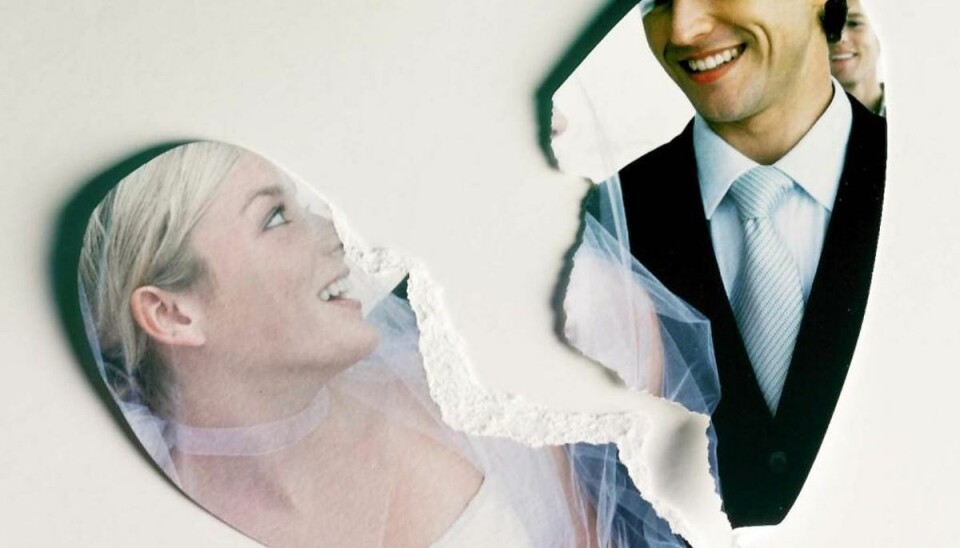 På vej op ad kirkegulvet? Husk ægtepagten Hvis ægteskabet ikke holder, er det en god idé at have sikret sig selv og hinanden. Arkivfoto: Colourbox