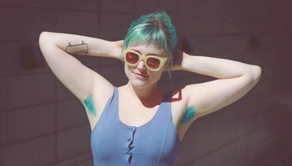 Nyeste mode: Kvinder farver hår under armene! Retro er jo tilbage – nu med et twist! Foto: Oddee.com