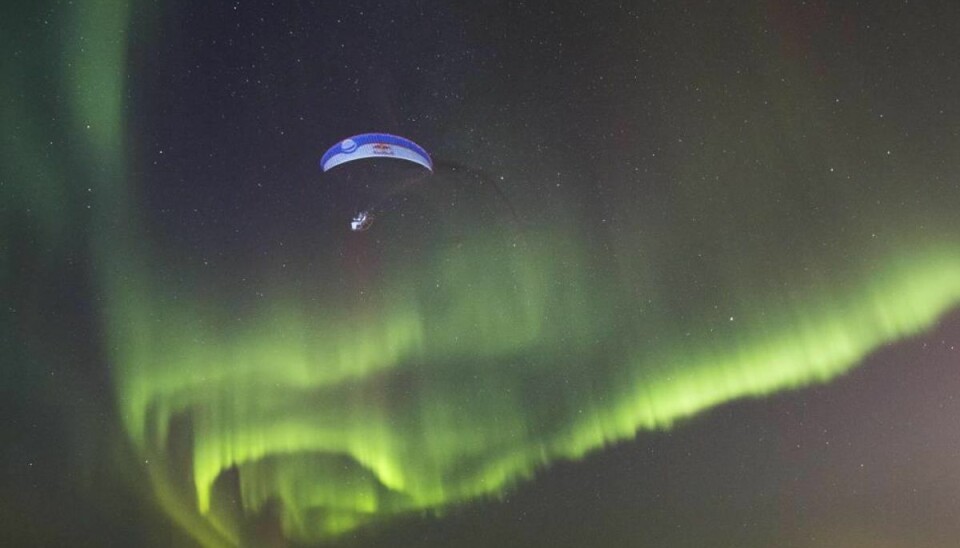 Smukke billeder: Paraglider i Nordlyset