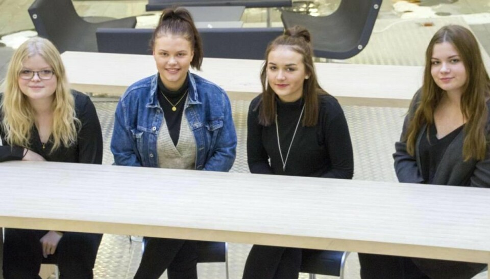 10. på IBC er vejen til EUX og HHX Julie Skovbakke, Melanie Damsbo, Laura Grubert Christensen og Kellie Ulka (set fra venstre mod højre) går i 10. på IBC Kolding og fortsætter alle på IBC efter sommerferien. Laura vil på EUX Business, mens de tre andre fortsætter på HHX. Foto: IBC.