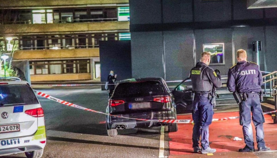Politifolk ved Hillerød Sygehus efter skuddramaet. Foto: Pressefoto.dk