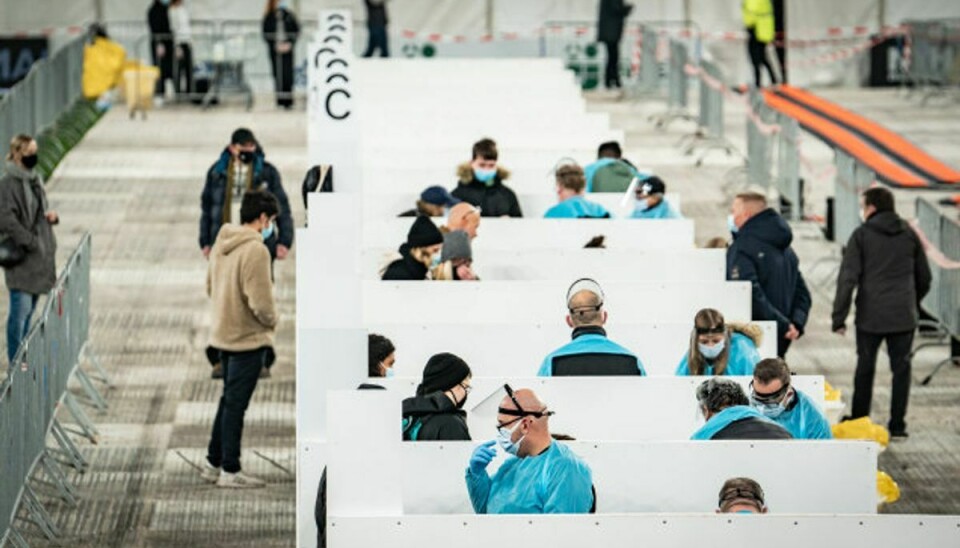 Der kan foretages op til 100.000 lyntest om dagen af de fire private udbydere, som samarbejder med staten. Men under 13.000 er blevet testet søndag. Her ses personer, der bliver testet i Parken i København. Foto: Emil Helms/Scanpix
