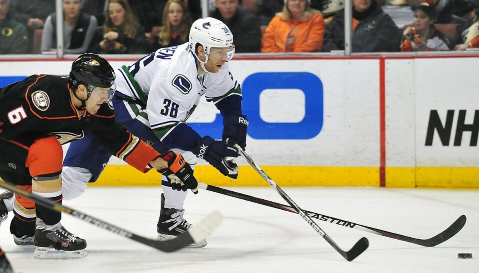 Dansk NHL-bisse straffes med kæmpebøde Jannik Hansen ( i hvid). Foto: Gary A. Vasquez/Scanpix.
