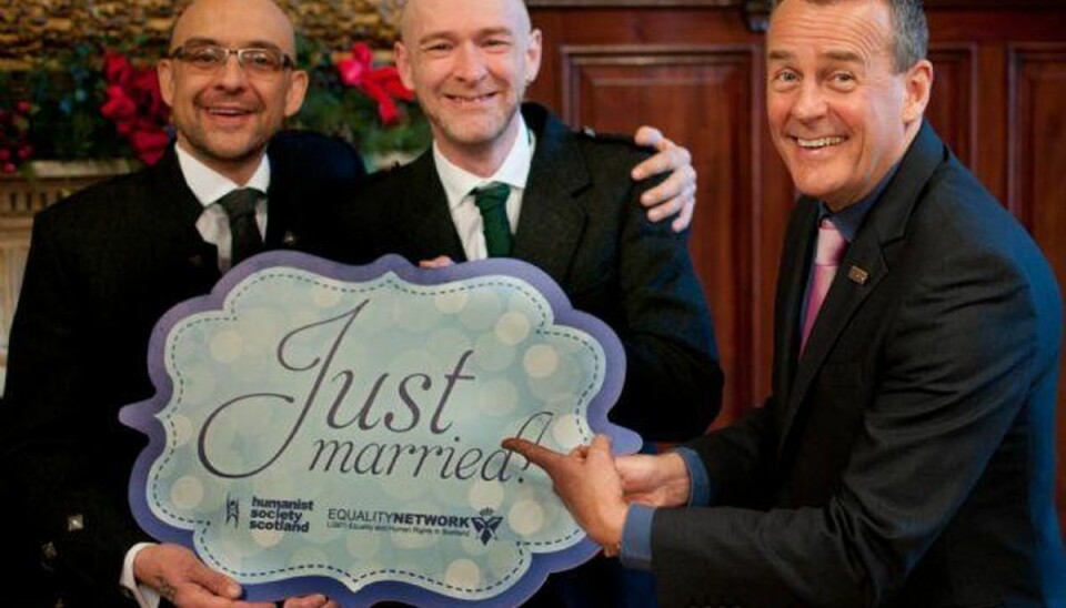Første homoseksuelle par gift i Skotland Newspaq