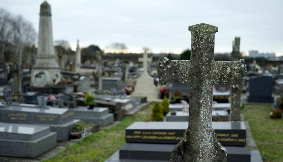 Borgmesteren i Champlan i Frankrig mente ikke, at en 5-årig roma-pige, der døde i løbet af julen skulle have lov til at blive begravet på byens gravplads. Foto: Kenzo Tribouillard/Scanpix