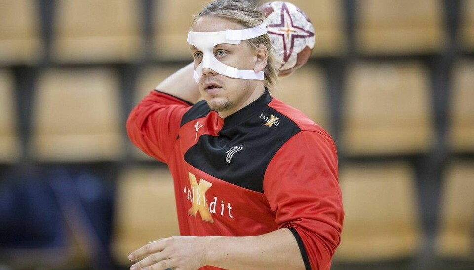 Morten Olsen har selv valgt at få foretaget en operation af sin brækkede næse, og dermed er det sikkert, at han ikke kommer med til VM i Qatar senere på måneden. Foto: Claus Fisker/Scanpix