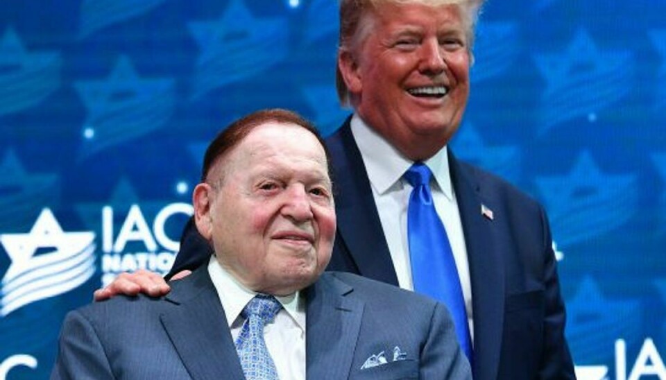 Så gode venner var de – milliardæren Sheldon Adelson og præsident Donald Trump. Her under et møde i Israeli American Council i december 2019. Foto: Mandel Ngan/AFP
