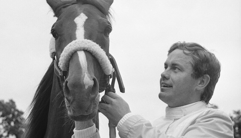 Jørn Laursen vandt sammen med den brune hingst Tarok 111 løb og blev kaldt 'Dannebrog på fire ben'. Hesten døde i 1981, og siden har Jørn Laursen holdt foredrag om hele Danmarks Tarok. (Arkivfoto). Jørn Laursen vandt sammen med den brune hingst Tarok 111 løb og blev kaldt 'Dannebrog på fire ben'. Hesten døde i 1981, og siden har Jørn Laursen holdt foredrag om hele Danmarks Tarok. (Arkivfoto).