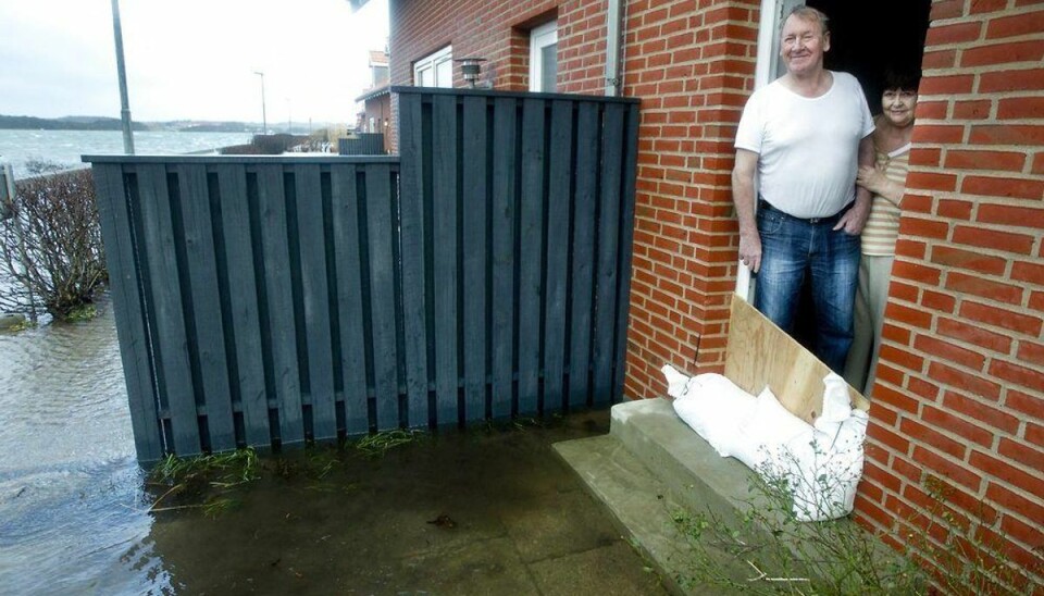 FAKTA: Se her hvad gør du, hvis du har haft stormflod Oversvømmelse i Lemvig. Her ses beboere der er blive i deres hus.