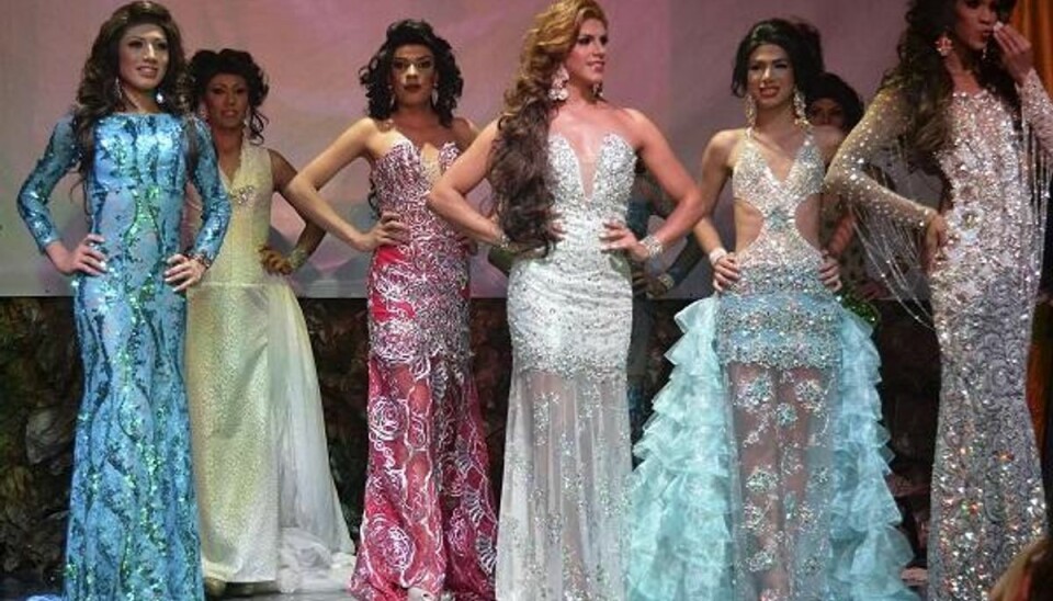 Se billederne: Transvestitter konkurrerer om at blive Miss Colombia Gay 18 deltagere skal kæmpe om titlen som Miss Colombia Gay. Foto: Raul Arboleda/Scanpix