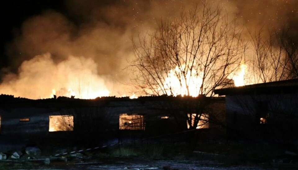 Flammer fortærer lade og 400 bigballer