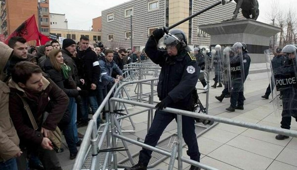 Demonstranter og politi slås i Pristina, Kosovo. Foto: Armend Nimani/Scanpix