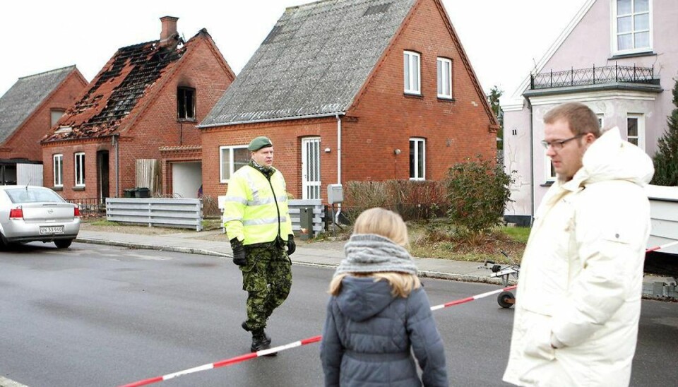 Nabo til dødsbrand: – Han stod ude på vejen og råbte og skreg Det var her på Mosevej i Nakskov fem personer, hvoraf de fire var børn, sent fredag aften omkom i en voldsom brand. Foto: Claus Hansen/Scanpix.