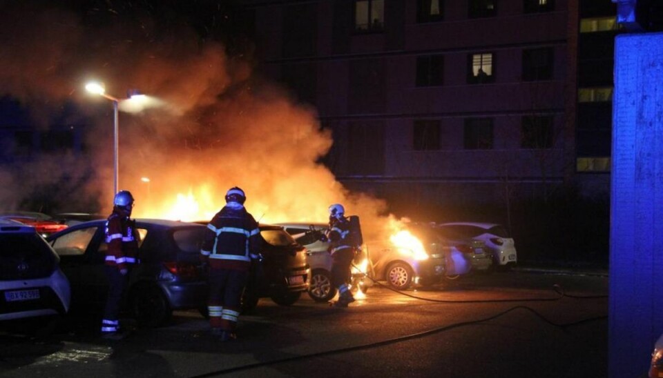 Serie af brande: Biler i kæmpe flammer