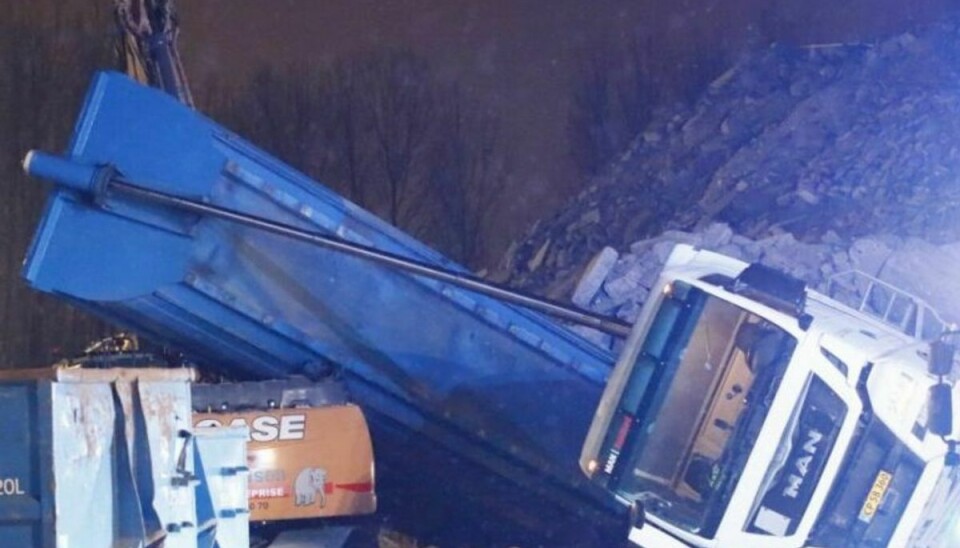 Lastbil er væltet ned på gravmaskine på Selinevej i København. Foto: presse-fotos.dk