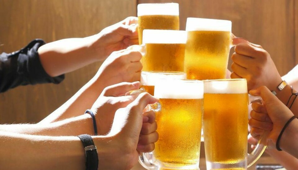 Mangler du en god undskyldning for at drikke en øl? Så har videnskaben fundet en til dig: Du minimerer nemlig risikoen for at få Alzheimers og Parkinson. Foto: Iris/Scanpix.