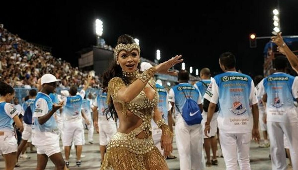 Dansere gør sig klar til det årlige karneval i Rio de Janiero. Foto: Yashuyushi Chiba/Scanpix