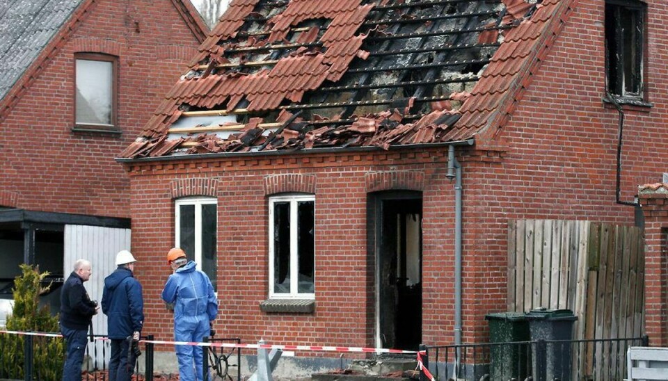 Det var i huset her fem personer – fire børn og en voksen – i sidste uge indebrændte. Foto: Claus Hansen/Scanpix.