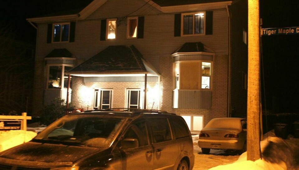 Fredag blev en 19-årig mand fundet død i dette hus i Timberlea i Canada. Canadisk Politi oplyser at dødsfaldet har sammenhæng til en sag, hvor politiet angiveligt har stoppet flere personer, der planlagde at begå massedrab lørdag. Foto: Darren Pittman/Scanpix