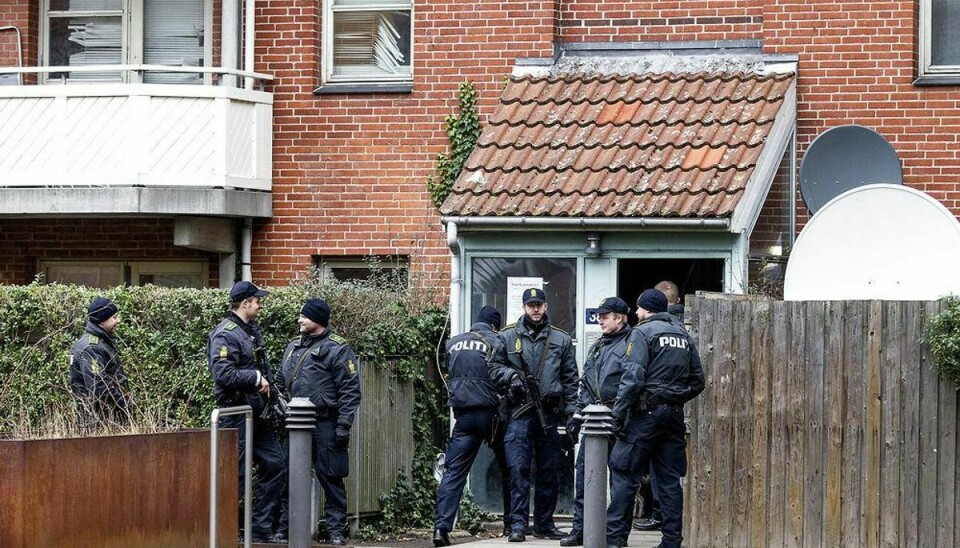 Politiet foretager søndag formiddag en ransagning i Mjølnerparken på Nørrebro i forbindelse med skudattentaterne i København. Foto: Bax Lindhardt/Scanpix