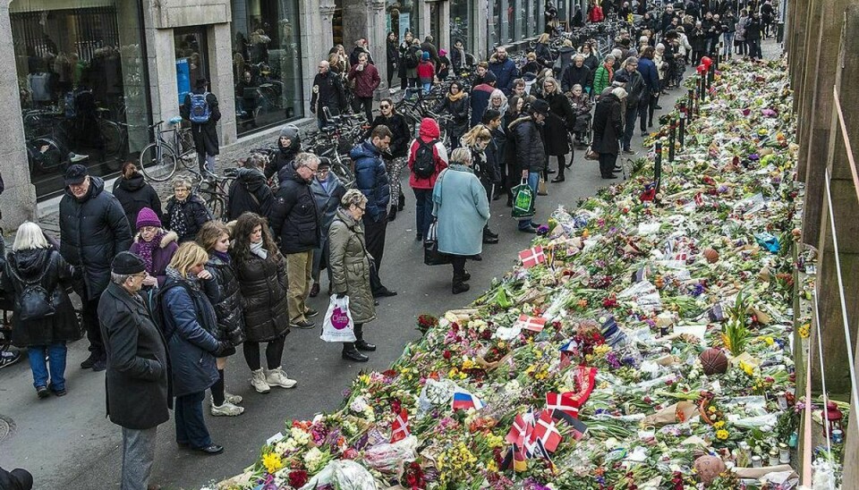 Blomster ved den ved den jødiske Synagoge i Krystalgade, København onsdag d. 18. februar 2015, på det sted hvor Dan Uzan blev skuddræbt, da han stod vagt ved en jødisk konfirmation lørdag aften. Foto: Søren Bidstrup/Scanpix