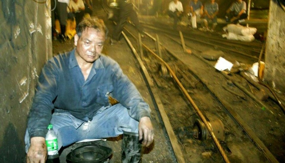 Fotografiet er fra en tidligere mineulykke i Kina, hvor arbejdere venter på nyt om deres indespærrede kammerater. Arkivfoto: Reuters
