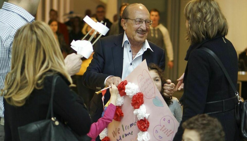 Cy Tokmakjian møder her sin familie i Torontos lufthavn i Canada efter mere end tre års fængsel i Cuba. Foto: Scanpix.
