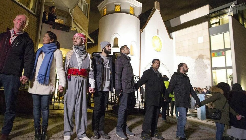 Oslo: Muslimer slår ring om synagogen Foto: NTB Scanpix.