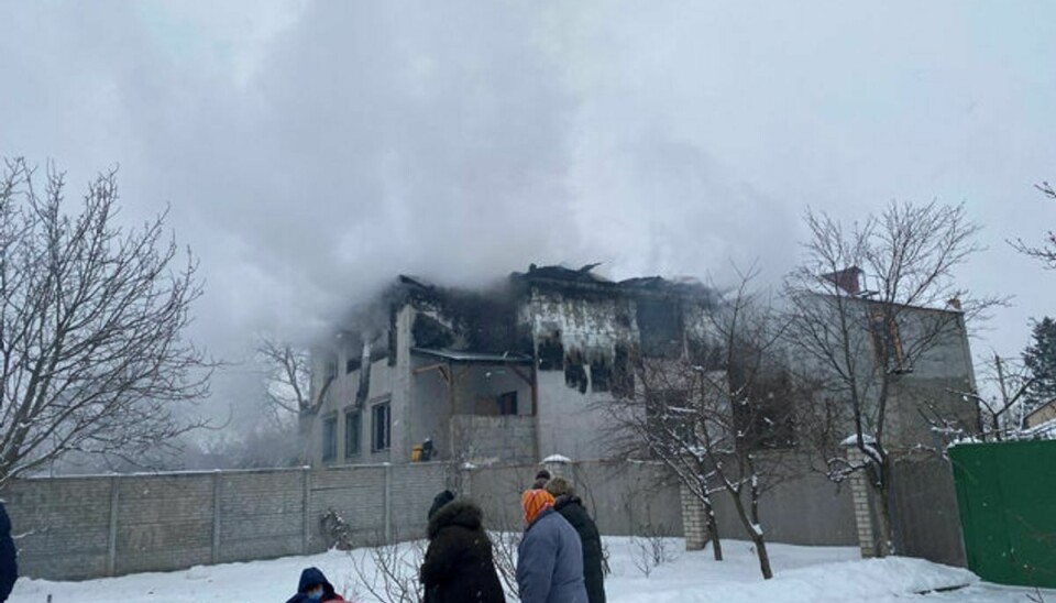 Branden brød ud på første sal af bygningen på to etager. I alt 33 personer var i bygningen, da det skete. Foto: State Emergency Service Of Ukraine/Reuters