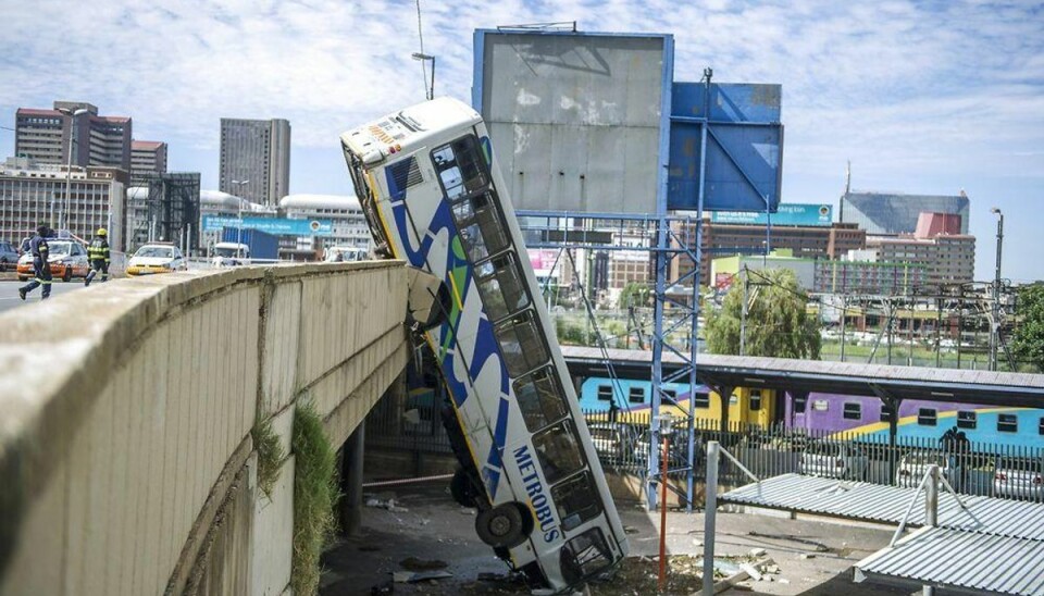 Vilde billeder: Bus kører ud over bro Foto: MUJAHID SAFODIEN/Scanpix.