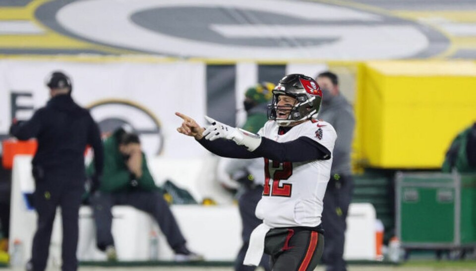 Tom Brady fejrer sejren i de døende sekunder af kampen mellem Tampa Bay Buccaneers og Green Bay Packers. Foto: Stacy Revere/AFP