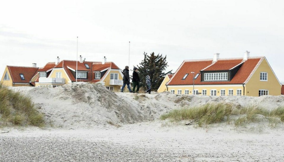 Den ødelagte fredede klit ved Skagen Sønderstrand. Klitten blev ramt af hærværk, hvor en gummiged har fjernet toppen af et stort klitområde og skubbet sandet ned på stranden.. (Foto: Henning Bagger/Scanpix)