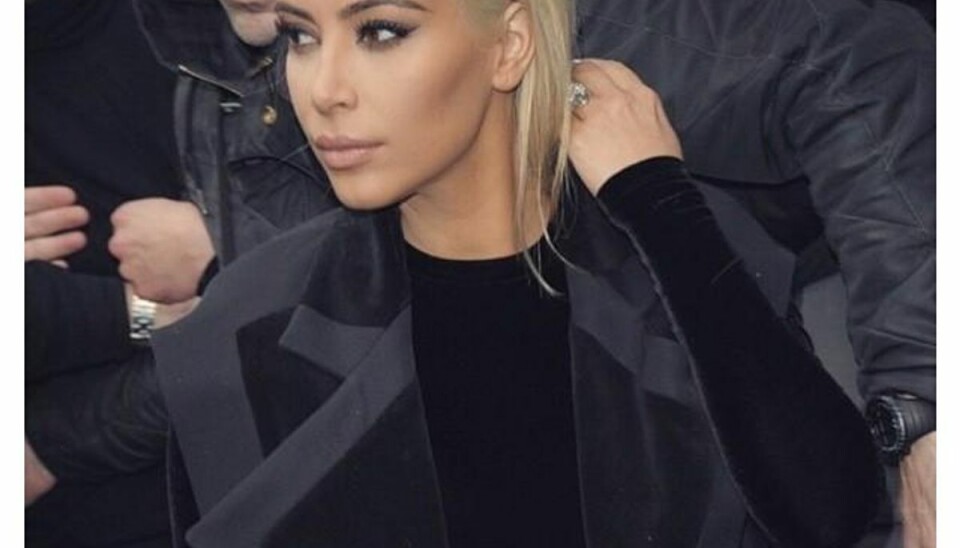 Se billederne: Kim Kardashian som platinblond Kim flashede det nye hår ved Balmains show under modeugen i Paris. Foto: Instagram