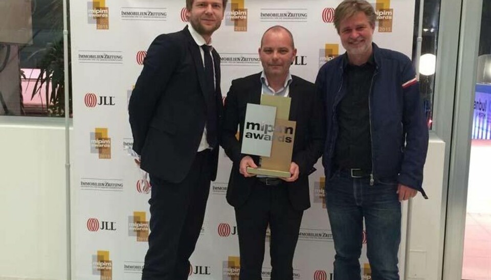 Nye lejligheder på Christianshavn løb med pris På billedet ses René Brandt fra NCC Bolig, flankeret af Dan Stubbergaard fra COBE (tv) og Thomas Scheel fra Vilhelm Lauritzen (th) Foto: NCC.
