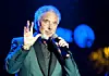 Tom Jones giver kun en koncert i Danmark i år og det sker i Sønderborg. Foto: CSABA KRIZSAN/Scanpix.