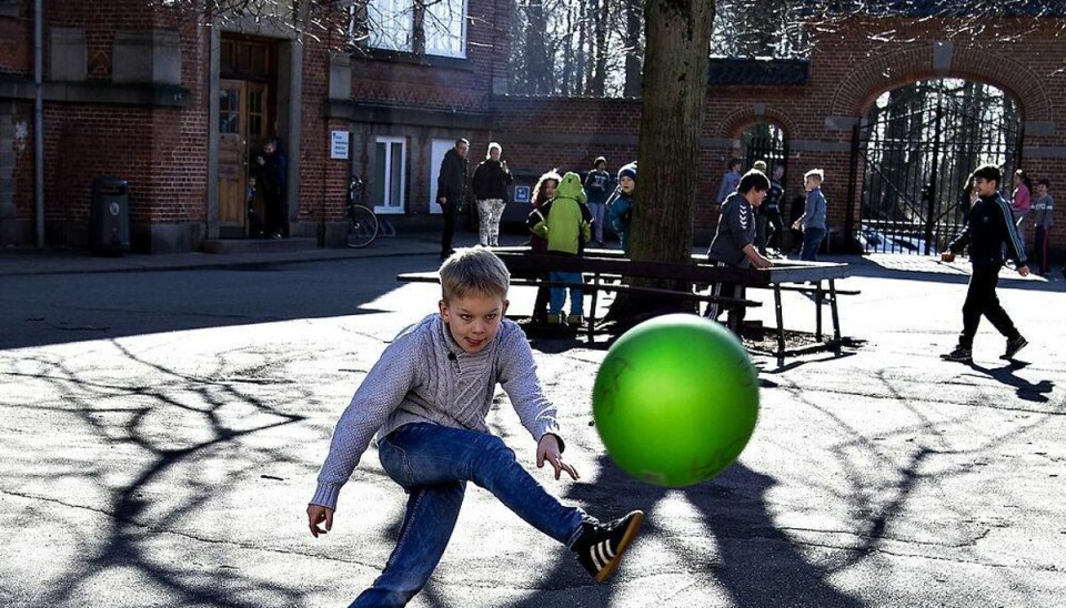 Børn fra store skoler klarer sig bedst ARKIVFOTO 2015 af frikvarter på Hadsundvejens Skole i Randers- – Se RB 12/3 2015 07.12. Det går ikke ud over de svage børn, hvis man lukker de små skoler, viser ny undersøgelse fra Aarhus. Børn fra store skoler klarer sig bedre end børn fra små skoler, viser en ny undersøgelse. (Arkivfoto: Henning Bagger/Scanpix 2015)