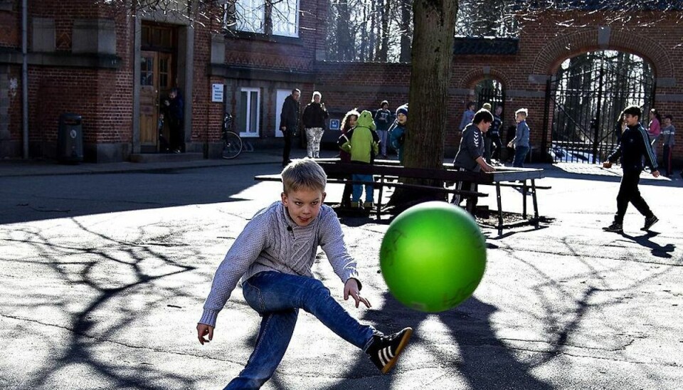 ARKIVFOTO 2015 af frikvarter på Hadsundvejens Skole i Randers- – Se RB 12/3 2015 07.12. Det går ikke ud over de svage børn, hvis man lukker de små skoler, viser ny undersøgelse fra Aarhus. Børn fra store skoler klarer sig bedre end børn fra små skoler, viser en ny undersøgelse. (Arkivfoto: Henning Bagger/Scanpix 2015)