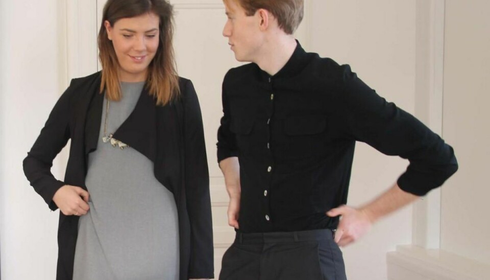 Designstuderende fra Kolding står bag Brosbøls gallakjole Simen Lierhagen og Dea Marcela fra Designskolen Kolding står bag Kirstens Brosbøls bæredygtige gallakjole til gallamiddagen på Christiansborg Slot. Pressefoto.