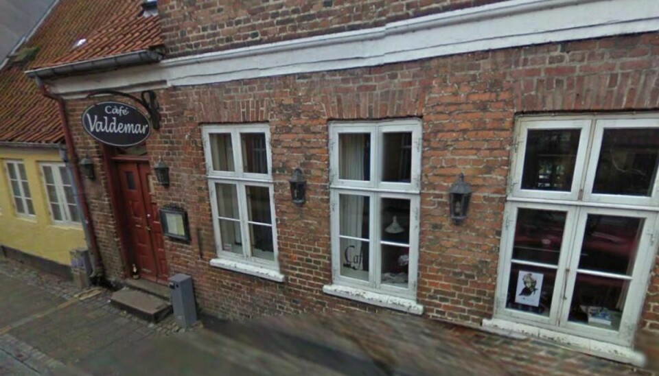 Politiet efterlyser vidner til et overfald foran Café Valdemar i Ribe. Foto: Google Streetview.