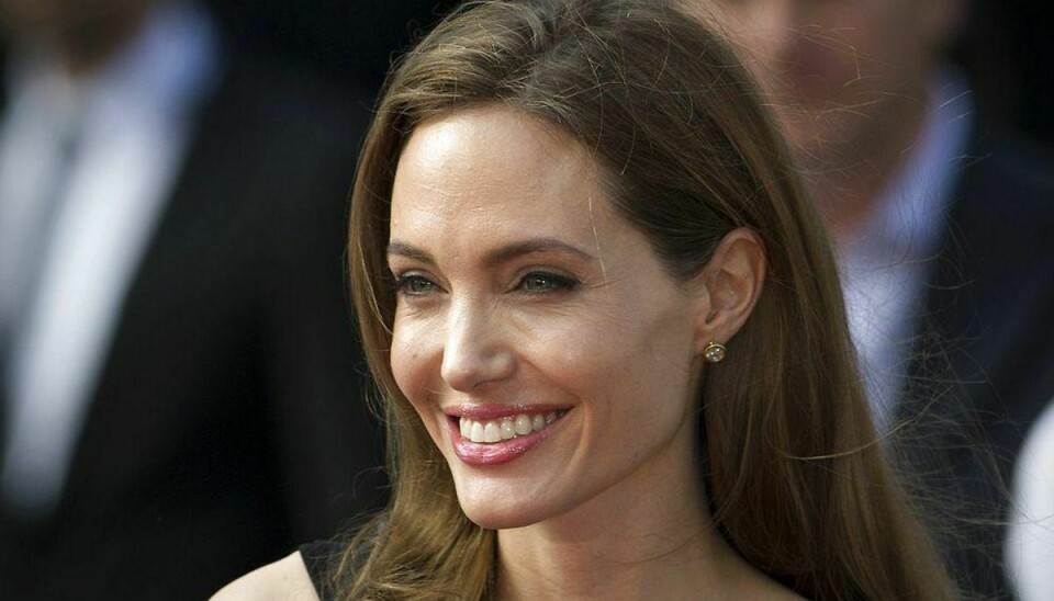 Angelina Jolie: Min første gang var med daværende kæreste i en sen teenage alder.