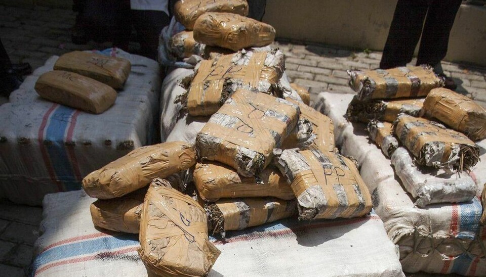 Politi indhyller helt kvarter i tung hash-døs Billeet her er fra den 19. marts, hvor indonesisk politi konfiskerede 4,7 ton marihuana på en lastbil. Foto: CHAIDEER MAHYUDDIN /Scanpix