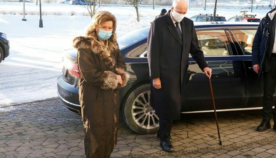 Kong Harald er på det seneste set med stok. Nu er han sygemeldt med smerter i benet. Foto: Ntb/Reuters/Ritzau Scanpix