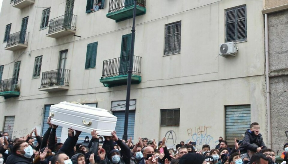 En tiårig piges død har vakt stor opstand i Italien. Her fra pigens begravelse. Foto: Scanpix