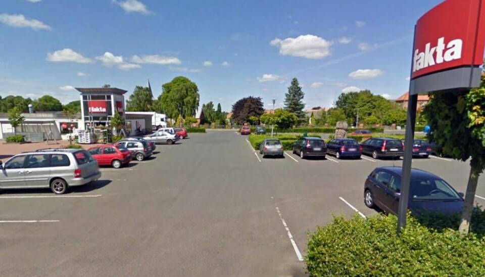 Ansat lokket væk fra kassen: Tyve stjal 60 kartoner cigaretter En ansat i Fakta i Hammel blev lokket væk fra kassen. Det lykkedes den ene af mændene at stjæle adskillige kartoner cigaretter. Foto: Google Streetview.