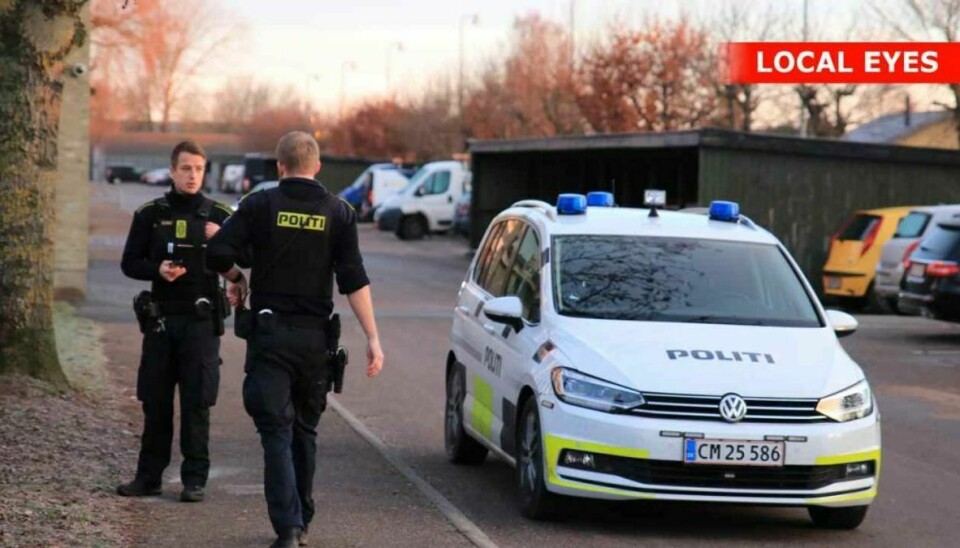 Politiet bevogter gerningsstedet i Køge. Foto: Local Eyes