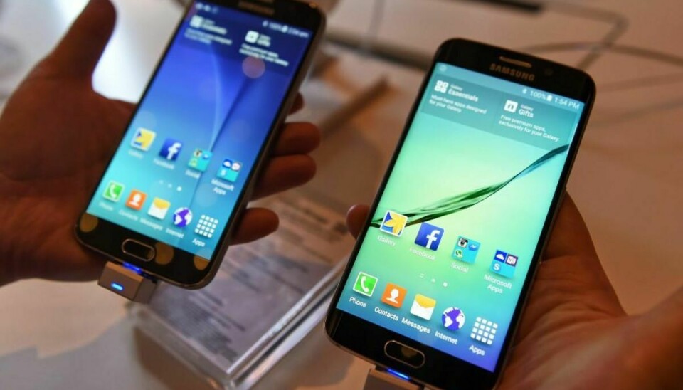 Er du vild efter at få fingrene i en af de nye Samsung-mobiler, kan det godt betale sig at vente – der er penge at spare. Foto Roslan Rahman/Scanpix